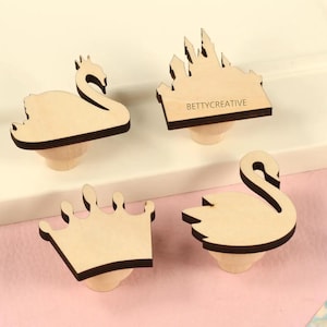 Maniglie per mobili a corona in legno, pomelli per cassetti per cameretta dei bambini a forma di cigno coronato per Ikea, maniglia per porta in legno a forma di castello con incisione personalizzata, pomelli per cassettiere in legno