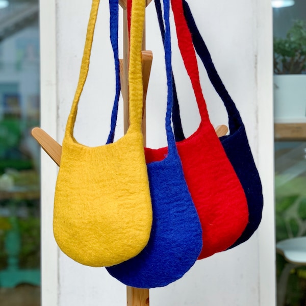 Sac bandoulière en feutre, 4 couleurs, sac en feutre en laine, sac en feutre fait main, sac feutré, sac à bandoulière, cadeau pour elle, cadeau de vacances, cadeau de Saint-Valentin