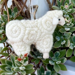 Ornement de mouton en feutre, mouton blanc en feutre, mouton en laine, embellissement de mouton, mouton fait main, mouton en peluche, décoration de Noël, décoration des fêtes