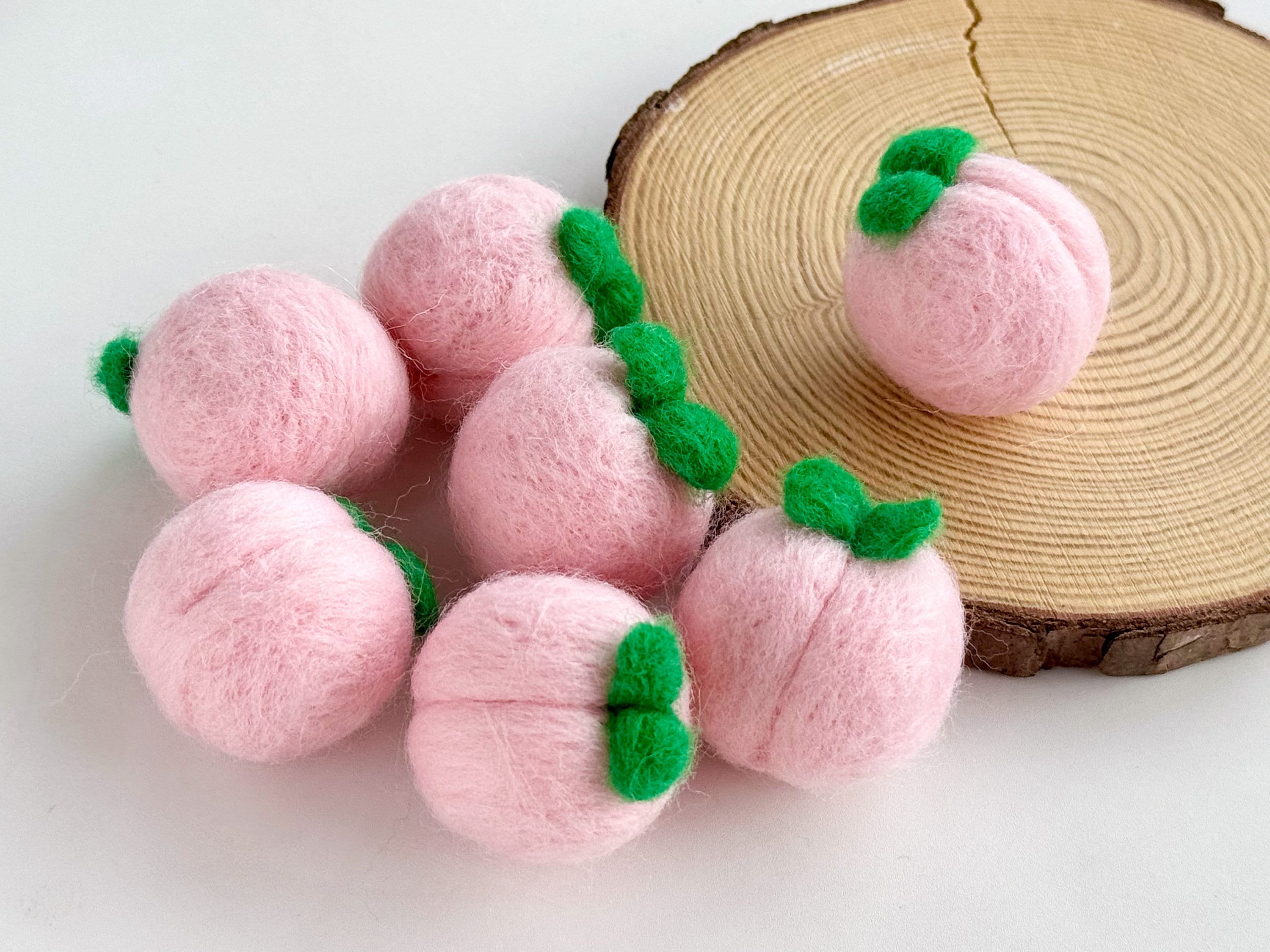 桃作品‪ෆ‪.*・゜かご♪♪羊毛フェルト フェルトの桃、フェルトのフルーツ、ガーランド作り用の羊毛フェルトの