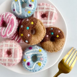 Felted Donuts, 4 Colors, Wool Felt Donuts for Making Food Brooch, Hair Clip, Garland, Ornaments, Felted Play Food for Game Kitchen