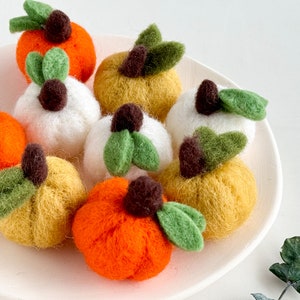 Felted Pumpkins, 3 Colors, Felt Play Food, Wool Felt Pumpkin for Making Garland, Ornament, Baby Mobile, Kid&#39;s Photo Prop, Halloween Decor,