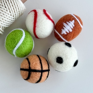 Palloni sportivi in feltro di lana, palline da calcio, baseball, basket, tennis, football americano in feltro, articoli per lavoretti per realizzare decorazioni sportive, ghirlande e ornamenti.