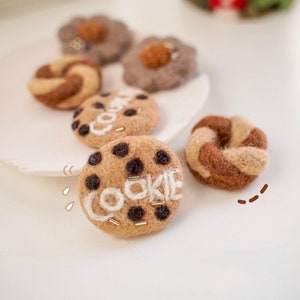 Wool Felt Cookies, Needle Felted Biscuits, Felted Cookie, Felted Food, Felting Play Food, Felted Breakfast, Felted Shape, Home Décor