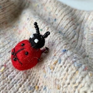 Broche de joaninha de feltro de agulha, broche para mulheres, joaninha de feltro de lã, insetos de feltro, decoração de joaninha, broche feito à mão, joias de feltro, presente para ela