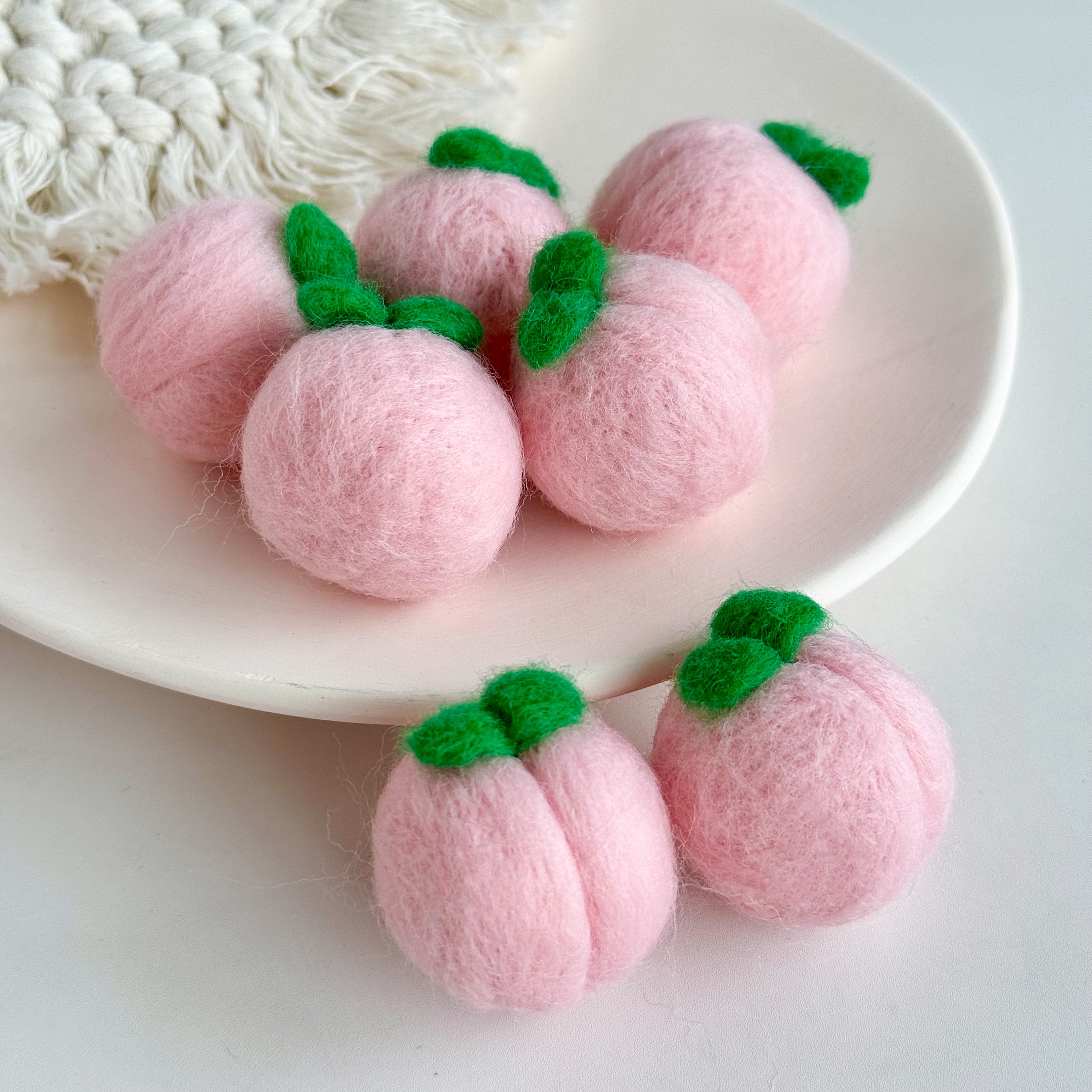 手作りウールフェルトの桃、ベビーモビールガーランド、クラフト用品
