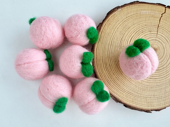 手作りウールフェルトの桃、ベビーモビールガーランド、クラフト用品