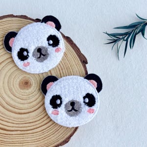 Toppa ricamata in spugna con la faccia di un panda, ideale per abbigliamento, borse e lavori di artigianato.