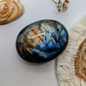 Labradorite bleue-multicolore Galet Pierre de paume Pierre de guérison Pierre de protection anti-stress Pierre chakra Réiki