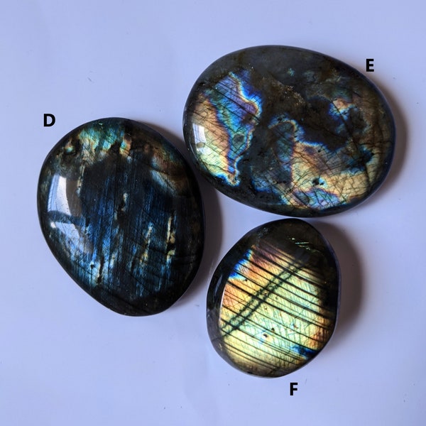 Labradorite bleue-violacé et doré, Pierre de paume, Pierre de poche Pierre de Guérison Polie, Pierre protection anti-stress