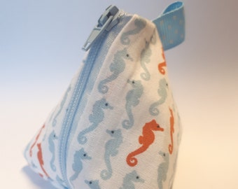 Porte-monnaie, petite trousse, berlingot, en coton blanc motif hippocampe bleu et orange, fait main