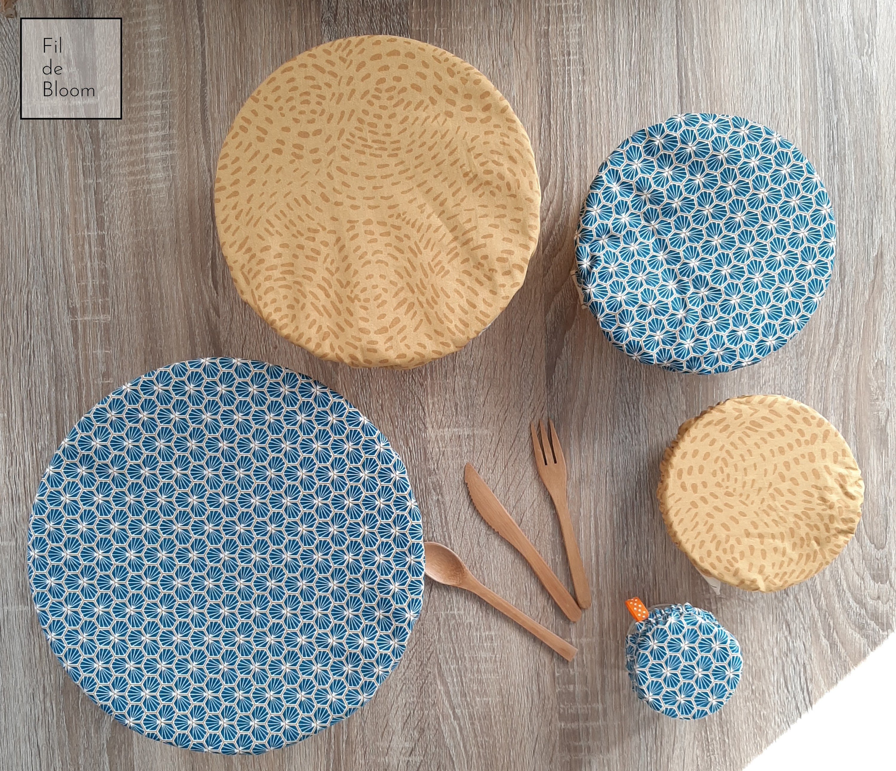 Charlotte à Plat, Couvre Plat Réversible en Coton Bleu et Tissu Enduit Jaune, Zéro Déchet, Écologiqu