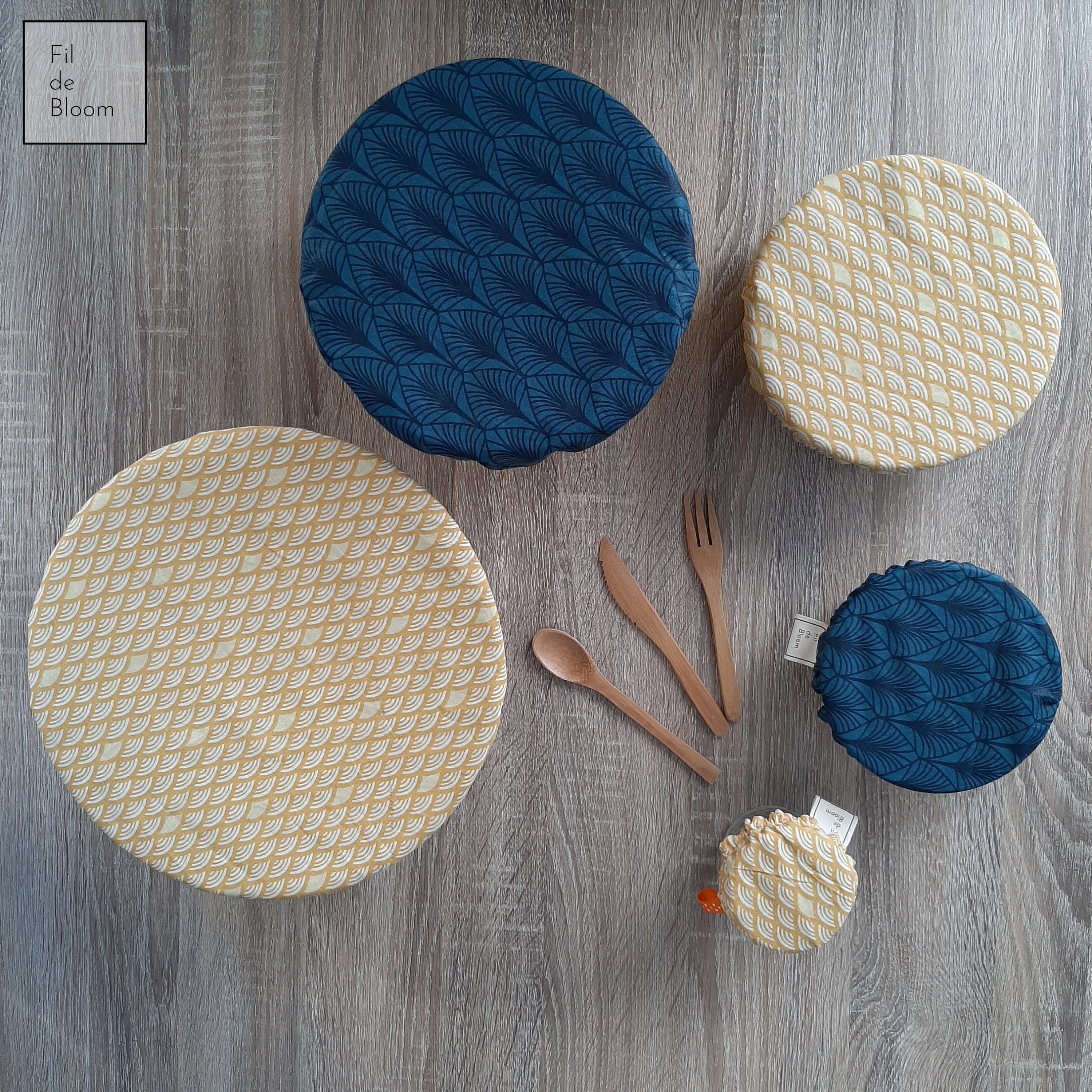 Charlotte à Plat, Couvre Plat Réversible en Coton Jaune et Tissu Enduit Bleu, Zéro Déchet, Écologiqu