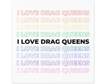 Pode incluir: Um fundo branco com a frase "I LOVE DRAG QUEENS" repetida nove vezes em diferentes cores do arco-íris. A frase é contornada em preto e o texto está em negrito, sem serifa.