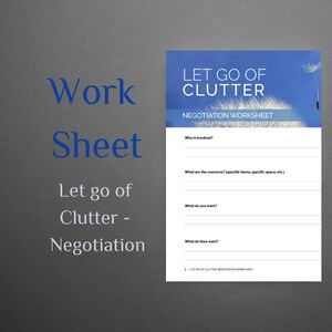 Puede incluir: Una hoja de trabajo imprimible titulada "Let Go of Clutter - Negotiation Worksheet" con un fondo azul y una semilla de diente de león flotando en el aire. La hoja de trabajo incluye preguntas para ayudarte a negociar una solución a los problemas de desorden. Las preguntas incluyen: ¿Quién está involucrado? ¿Cuáles son las preocupaciones? ¿Qué quieres? ¿Qué quieren ellos?