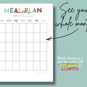 Może przedstawiać: Drukowany plan posiłk&oacute;w z kolorowym tytułem "MEALPLAN" i pustą siatką kalendarza na miesiąc. Tekst "See your whole month!" jest napisany kursywą po prawej stronie obrazu. Tekst "Blank dates so it can be used with ANY month in ANY year." jest napisany pod siatką kalendarza.