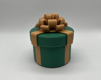 Caja de regalo con tornillos anidados medianos molestos que contiene efectivo como regalo de Navidad. Caja de regalo MUY molesta.