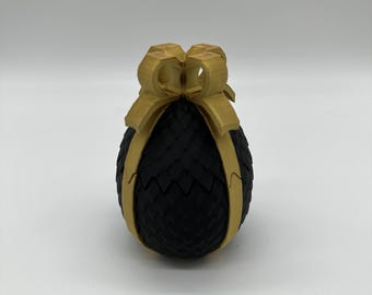 Huevo de dragón negro y dorado para Navidad