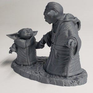 Peut inclure: Une figurine en 3D imprim&eacute;e en gris de Yoda et un jeune Yoda marchant ensemble. Les figurines sont sur une base grise.