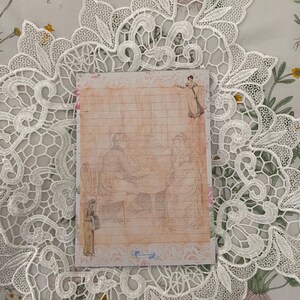 Könnte beinhalten: Ein Notizblock mit liniertem Papier im Vintage-Stil mit einer zarten Spitzenbordüre. Das Papier hat einen hellbraunen Hintergrund mit schwachen Linien und ein verblasstes Bild von Frauen in einem Salon.