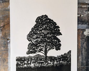 Eucalipto (Northcliffe): Impresión xilográfica de edición limitada de un eucalipto australiano en blanco y negro / Obra de arte original hecha a mano