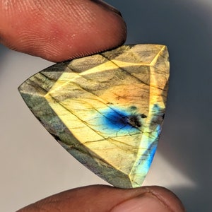Top A-One Quality 100% Natural Labradorite Trillion Shape Faceted Loose Gemstone For Making Jewellery 24.5 Ct. 27X26X6 mm SGT 703