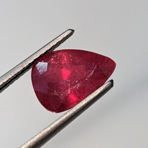AAA-Qualität 100% natürlich behandelte Quarandum Rubin Pear-Form geschnitten aus Madagaskar 3,55 Ct 11x8x5 mm SGT 69