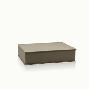 Könnte beinhalten: Eine rechteckige, taupefarbene Geschenkbox mit passendem Deckel. Die Box besteht aus einem matten Material und hat ein schlichtes, elegantes Design. Die Box ist leer und bereit, mit einem Geschenk gefüllt zu werden.