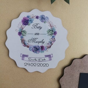 Magneti al miglior prezzo (¬‿¬) Legno, Bomboniere personalizzate, Grazie, Salva la data, Matrimonio, Fidanzamento, Scatola Kraft (¬‿¬) Magneti Margherita