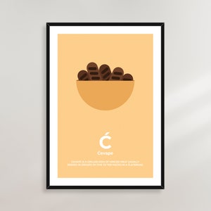 Peut inclure: Une affiche avec un fond jaune et un cadre noir. L'affiche présente une illustration simple d'un bol de Ćevape, un plat de viande hachée grillée, avec le texte "Ćevape" et une description du plat ci-dessous.
