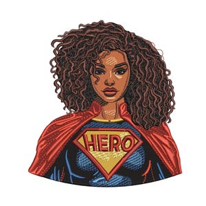 Puede incluir: Diseño bordado de una mujer con cabello castaño rizado, que lleva una capa roja y una blusa azul con un emblema "HERO" en forma de diamante amarillo. La imagen tiene un estilo de cómic.