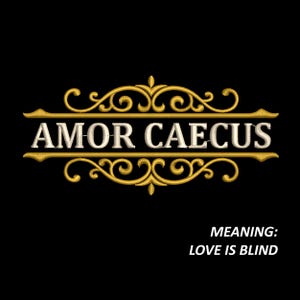Può includere: Sfondo nero con filigrana dorata e le parole bianche "AMOR CAECUS". Sotto, il testo recita "MEANING: LOVE IS BLIND". Il design è ornato ed elegante, adatto a varie applicazioni.