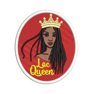Peut inclure: Un patch brodé rouge avec une bordure blanche représentant une femme aux longs locs noirs portant une couronne dorée. Le texte "Loc Queen" est brodé en jaune sous la femme.