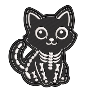 Può includere: Gatto nero con un designo scheletrico bianco. Il gatto ha occhi grandi e un'espressione carina.