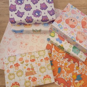 Pu&ograve; includere: Una collezione di sei diversi design di carta da regalo con vari personaggi dei cartoni animati. I design includono un design rosa e bianco con un personaggio dei cartoni animati, un design blu e bianco con un personaggio dei cartoni animati, un design verde e bianco con un personaggio dei cartoni animati, un design rosa e bianco con un personaggio dei cartoni animati, un design rosso e bianco con un personaggio dei cartoni animati e un design viola e bianco con un personaggio dei cartoni animati.