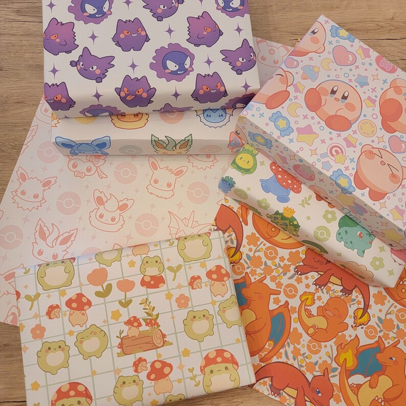 Pu&ograve; includere: Una collezione di sei diversi design di carta da regalo con vari personaggi dei cartoni animati. I design includono un design rosa e bianco con un personaggio dei cartoni animati, un design blu e bianco con un personaggio dei cartoni animati, un design verde e bianco con un personaggio dei cartoni animati, un design rosa e bianco con un personaggio dei cartoni animati, un design rosso e bianco con un personaggio dei cartoni animati e un design viola e bianco con un personaggio dei cartoni animati.