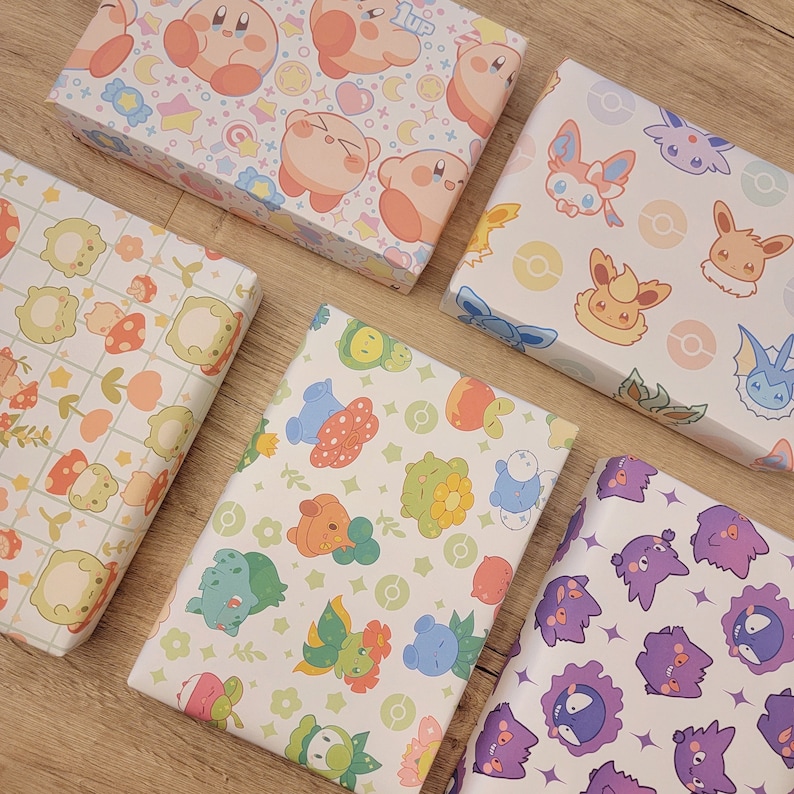 Pu&ograve; includere: Assortimento di dieci fogli di carta da regalo colorati con vari personaggi dei cartoni animati, tra cui Pok&eacute;mon, Kirby e altri design carini.