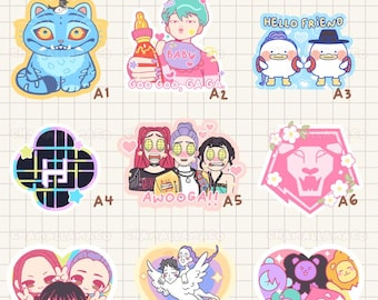 Pode incluir: Uma coleção de autocolantes coloridos com vários desenhos, incluindo um gato azul, um bebé com uma garrafa e dois patos. Os autocolantes apresentam o texto "Mix and Match Stickers" e "Hello Friend".