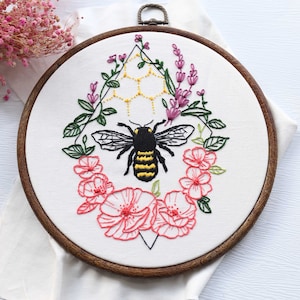 Bee with Flower Embroidery Kit Beginner, wildflower embroidery DIY kit , bee DIY Kit Embroidery art, DIY Kit adult kids gift for her YP071