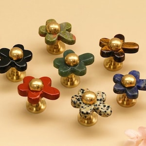 Dressoirknoppen met edelstenen en bloemenmotief, kastknoppen van rode jaspis en amethist, ladeknoppen en kastgrepen van natuurlijke obsidiaan met bloemenmotief.