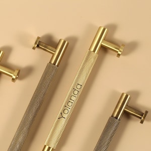 Manijas de gabinete moleteadas antiguas, manijas de puerta de latón satinado, tiradores de cajón de latón grabados con láser, manijas de armario