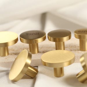 Minimalist Gold Messing Möbelknauf, runde Möbelknöpfe Griff, Messing Küchen Ziehknopf, Laser gravierte Schubladenknäufe Griffe