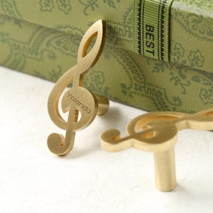 音楽ノート引き出し食器棚ハンドルプル、ゴールド真鍮ドレッサーワードローブハンドルプル、レーザー彫刻キャビネットプルノブドレッサーノブハンドル