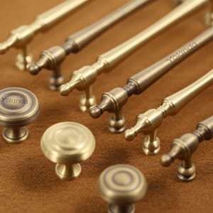 Kastgrepen van verouderd messing, deurgrepen van gesatineerd messing, lasergegraveerde gouden ladegrepen met knoppen, keukenknoppen met handgreep