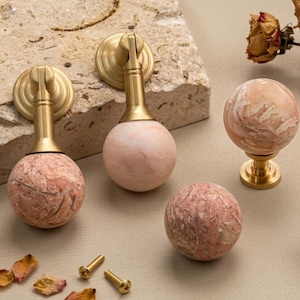 Puede incluir: Un letrero de madera rústica con el texto "Welcome to our home" en letras blancas. El letrero presenta un acabado envejecido y un diseño simple y acogedor, ideal para la decoración de la puerta principal.