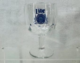 Copa de cerveza Miller Lite vintage de cristal transparente con pedestal, pie y forma de huella dactilar.