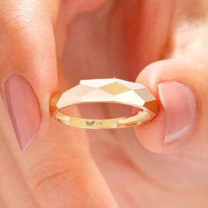 14K Gold Facettierter Ring, geometrisches Solid Goldband, moderner skulpturaler stapelbarer Ring für Frauen