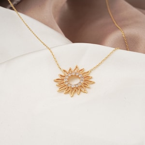 14k Gold Sun Necklace,  Gold Sun Necklace, 14K Gold Sun Minimalist Charm Pendant,  Dainty Sun Star Necklace