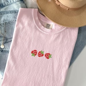 Haftowana koszula w truskawkowe kolory Comfort: koszula truskawkowa, koszula owocowa, śliczna haftowana koszula dla niej, wygodna koszula, dla miłośniczki truskawek
