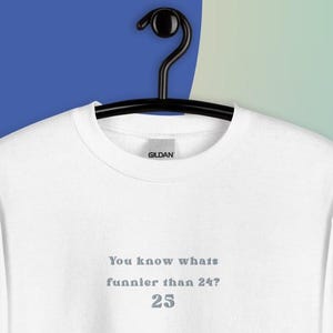 Você sabe o que é mais engraçado do que 24? 25 Moletom bordado, Camiseta engraçada de meme, Camiseta de 25º aniversário, Presente de 25º aniversário, Presente de 25º aniversário